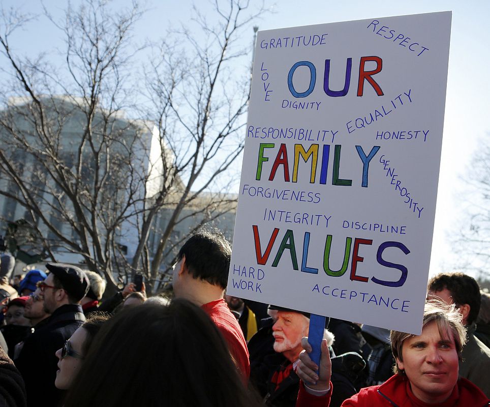 Una manifestante sostiene una pancarta que defiende los valores familiares durante la manifestación frente al Tribunal Supremo