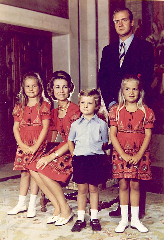 El príncipe en un retrato familiar de 1973 con sus padres, los reyes, y sus hermanas las infantas