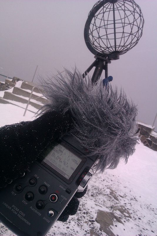 Grabando sonido ambiente junto al monumento del Cabo Norte