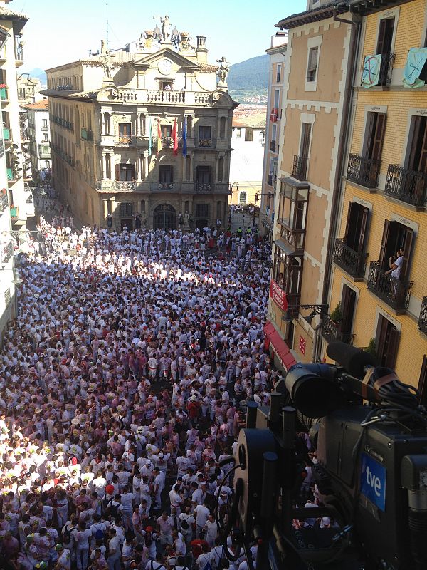 Miles de personas aguardan el Chupinazo