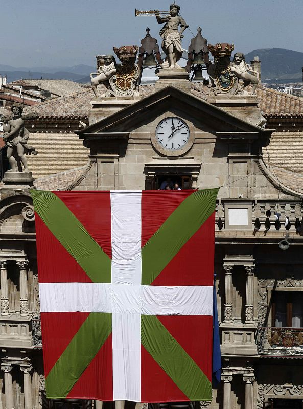 El Chupinazo se retrasa por  el despliegue una gran ikurriña delante de la fachada del ayuntamiento de Pamplona.