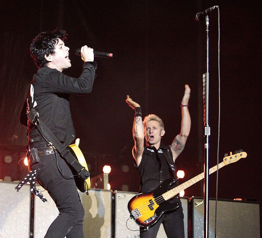 El cantante y guitarrista de la banda californiana "Green Day", Billie Joe Armstrong, durante el concierto ofrecido hoy en la jornada de clausura del Festival Bilbao BBK Live.