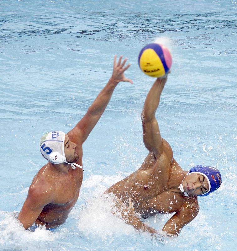 Imagen del partido  entre China e Italia que se celebró ayer en las Piscinas Bernat Picornell. Los transalpinos vencieron a los chino por 11 a 3.