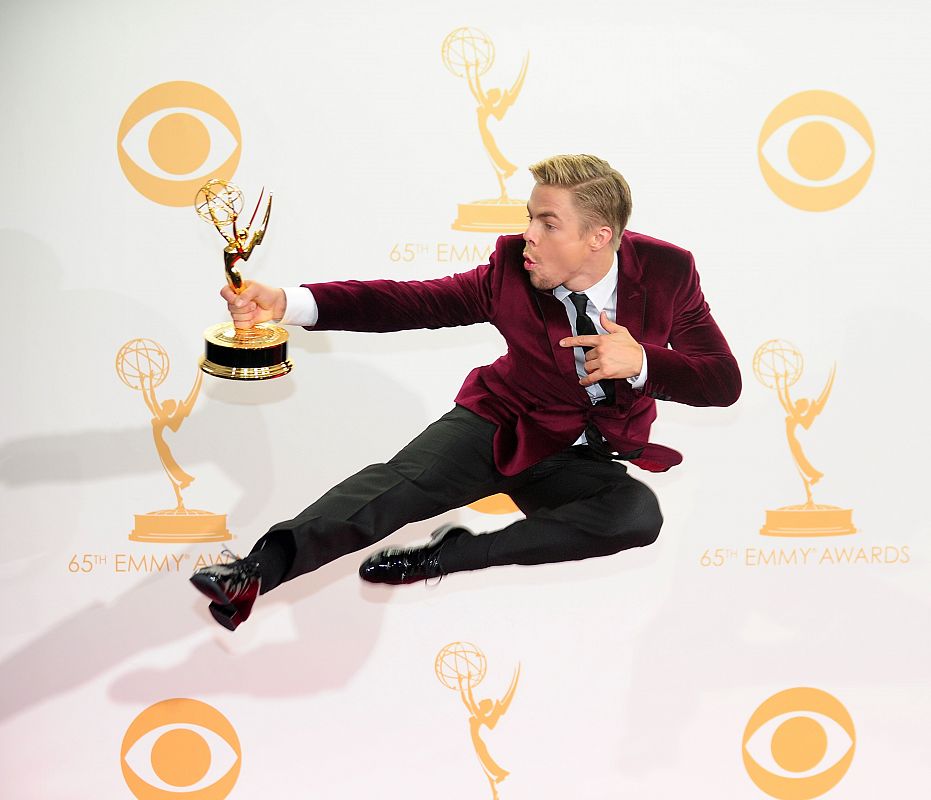 El coreógrafo Derek Hough celebra su galardón por el programa 'Bailando con las estrellas' recibido en la edición número 65 de los premios Emmy de la televisión