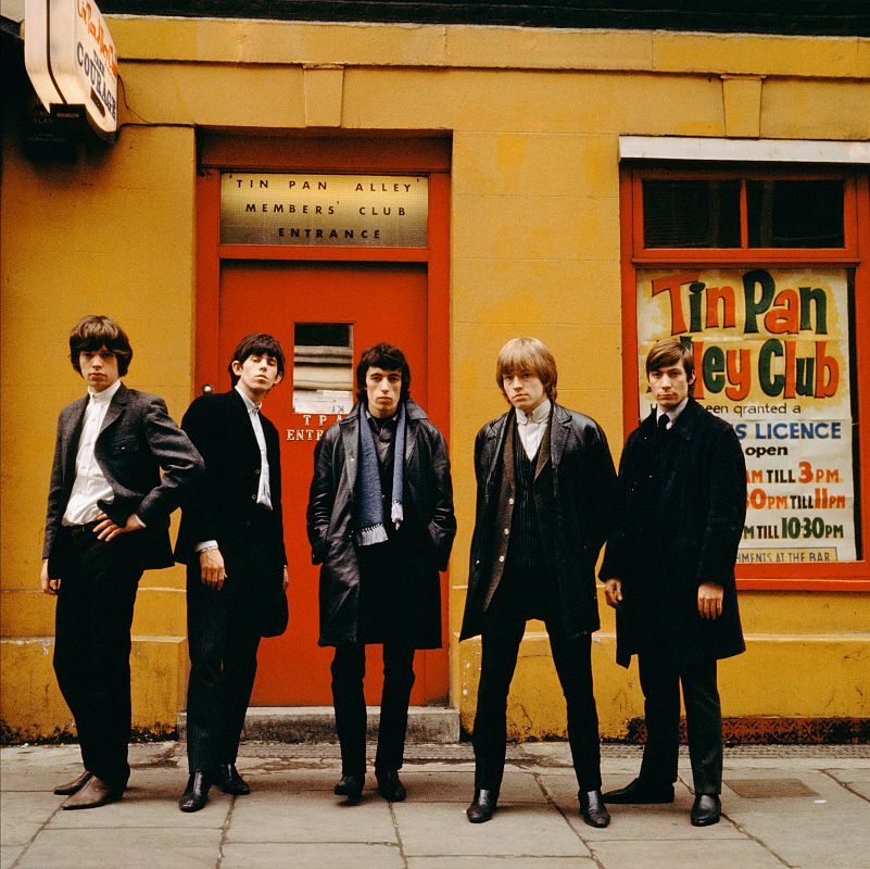'Sus Satánicas Majestades', The Rolling Stones, posan en la entrada del Tin Pan Alley Club de Nueva York en 1963