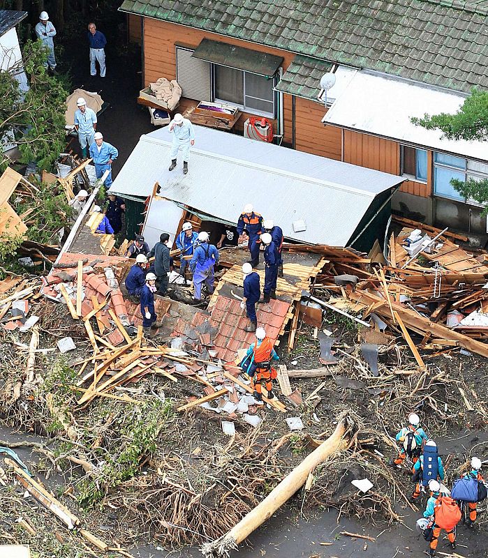 Los trabajadores de emergencias buscan supervivientes entre las ruinas de uno de los edificio