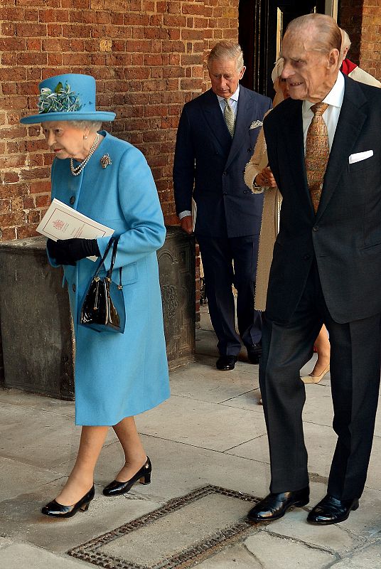 La reina Isabel II y el duque de Edimburgo abandonan el Palacio St James tras el bautizo