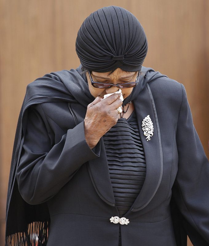 Winnie Mandela, la segunda mujer del expresidente sudafricano, llora tras visitar la capilla ardiente.