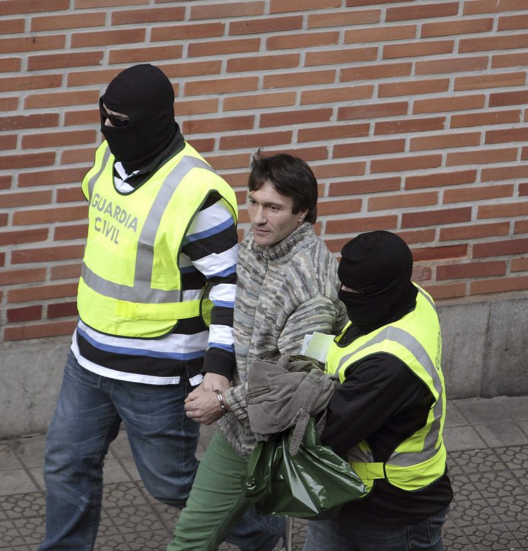 Agentes de la Guardia Civil conducen a José Miguel Almandoz, detenido junto con otras siete personas en la operación contra ETA