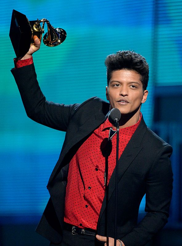 Bruno Mars recoge el premio a mejor álbum pop por 'Unorthodox Jukebox'.