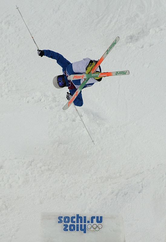 El francés Anthony Benna, en la prueba de esquí estilo libre mogul