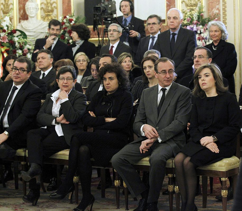 Los diputados Jordi Jané (i), Teresa Cunillera (2i), Alfonso Alonso y la vicepresidenta del Gobierno, Soraya Sáenz de Santamaría (d), en la capilla ardiente.
