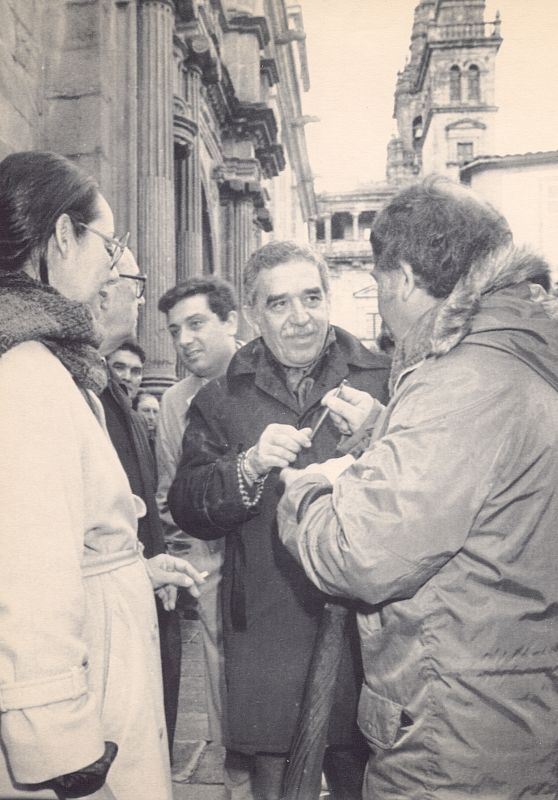 Gabriel García Márquez firma autógrafos por las calles de Santiago de Compostela junto a su esposa Mercedes Barcha (i) en mayo de 1983