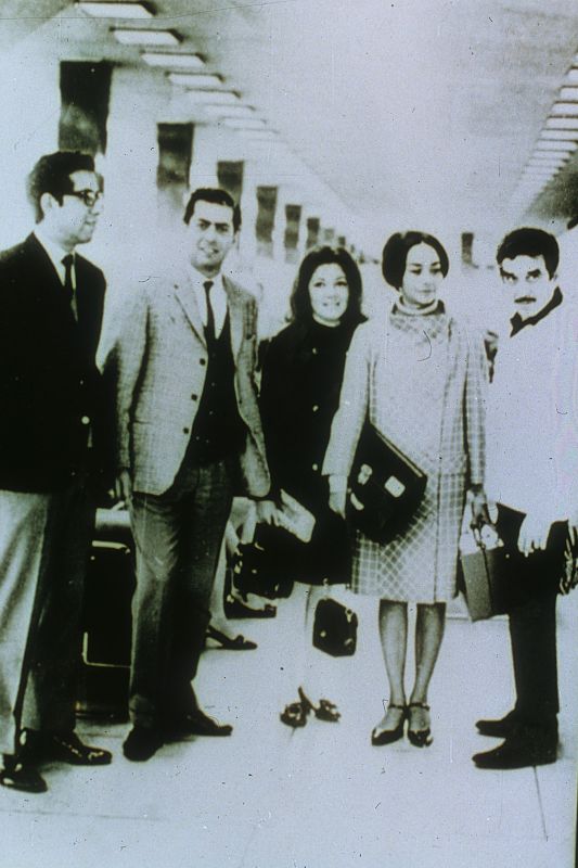 Gabriel García Márquez junto a su mujer Mercedes y Mario Vargas Llosa en el aeropuesto de Lima en 1967