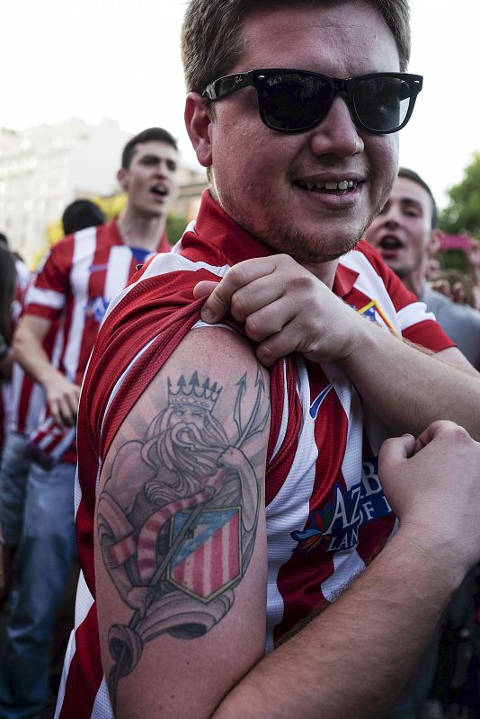 Un seguidor del Atlético de Madrid muestra un tatuaje del dios Neptuno con el escudo de su equipo, durante la celebración del título liguero