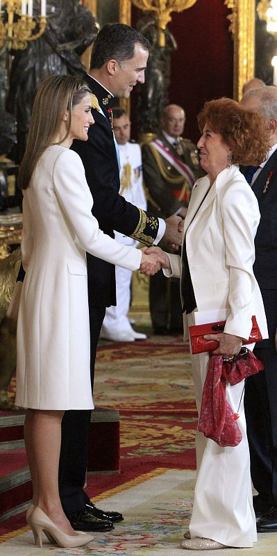 Los Reyes Felipe VI y Letizia saludan a la académica Carmen, Iglesias, que fue profesora del Príncipe de Asturias