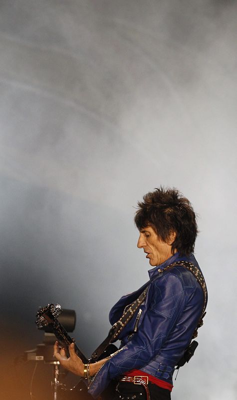 El guitarrista de The Rolling Stones, Ron Wood, durante el concierto ofrecido en el estadio Santiago Bernabéu, en Madrid.