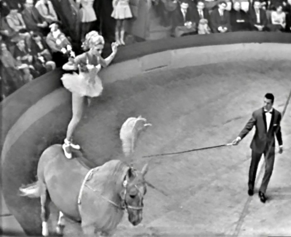 La Piste aux Étoiles Fotograma del programa de circo en la televisiónfrancesa (ORTF), 1966