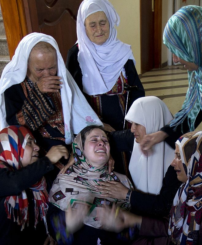 Mujeres palestinas de la familia Hamad lloran la muerte de seis familiares tras el ataque aéreo israelí sobre una casa en Beit Hanun, al norte de la Franja de Gaza.