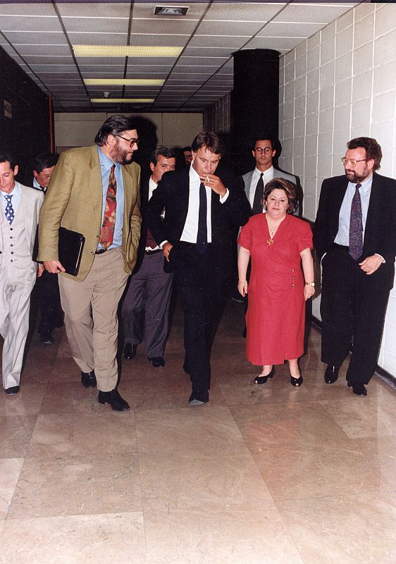 María Antonia Iglesias acompaña a Felipe González por un pasillo de Torrespaña en 1995