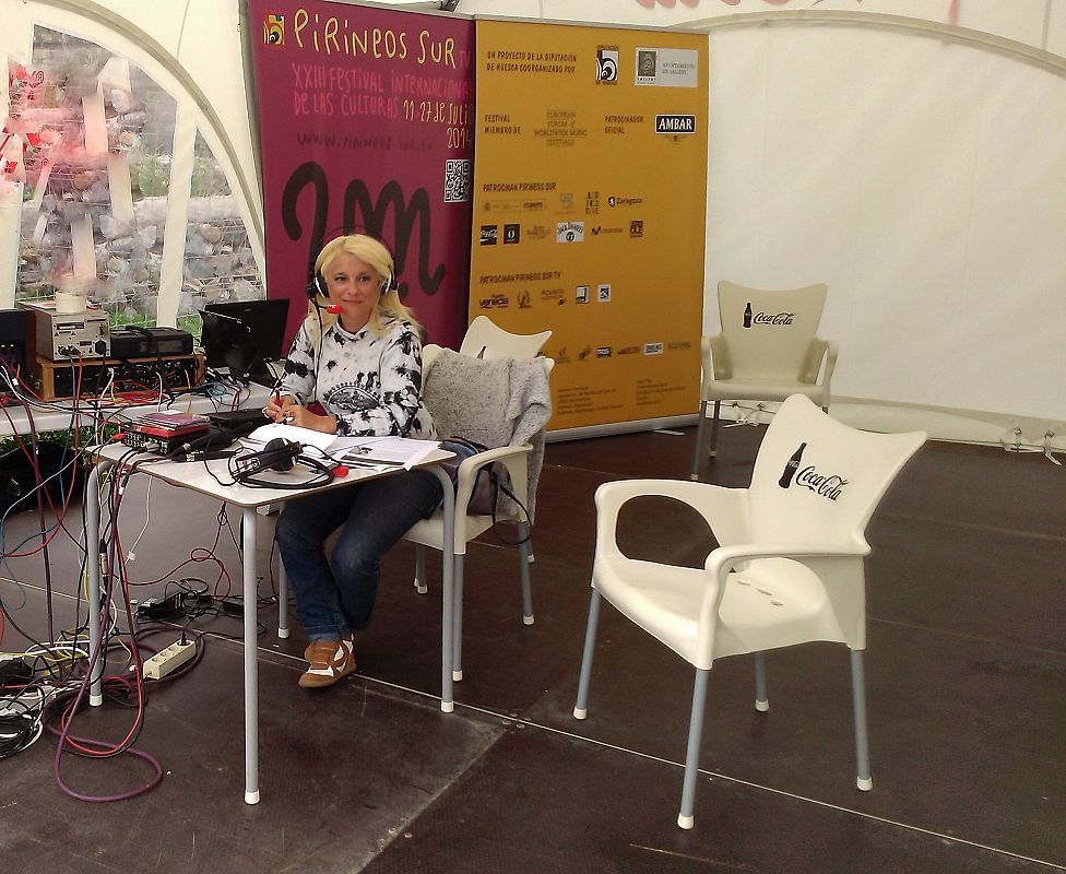 Elena Gómez emitiendo en directo para Radio 3 desde Pirineos Sur 2014