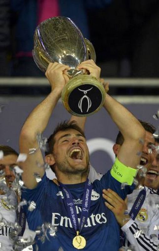 El capitán Iker Casillas levanta el trofeo de la Supercopa.