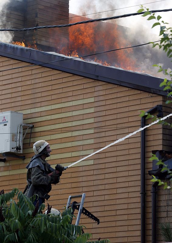 Un bombero trabaja para extinguir un incendio tras los bombardeos