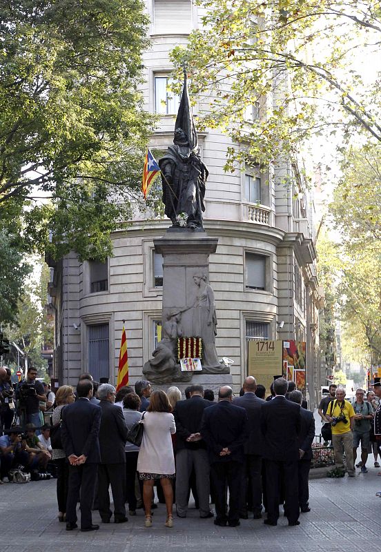 Una de las numerosas ofrendas florales que instituciones y entidades llevan a cabo ante el monumento dedicado a Rafael de Casanova, conseller en cap de Barcelona durante el sitio de 1714.