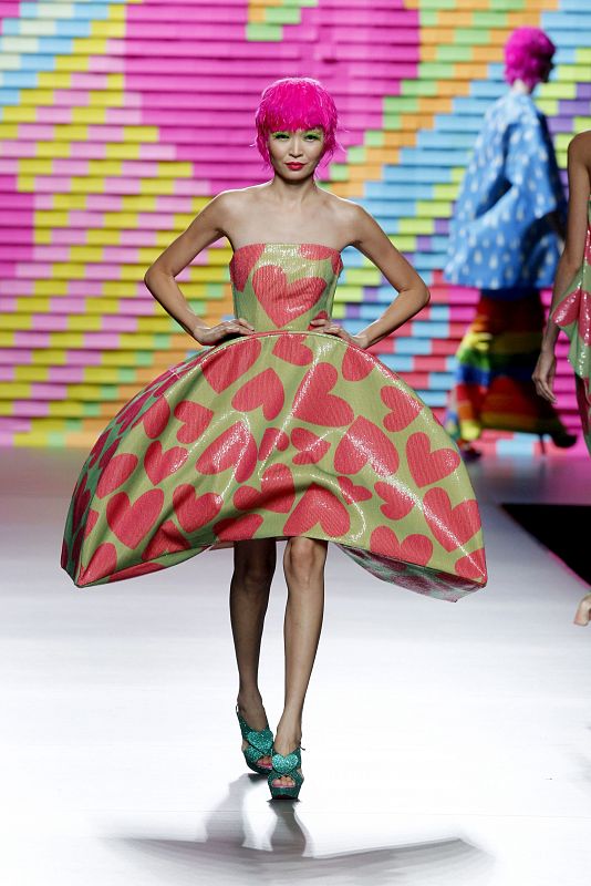 Vestidos abullonados y colores alegres en la colección de Agatha Ruiz de la Prada