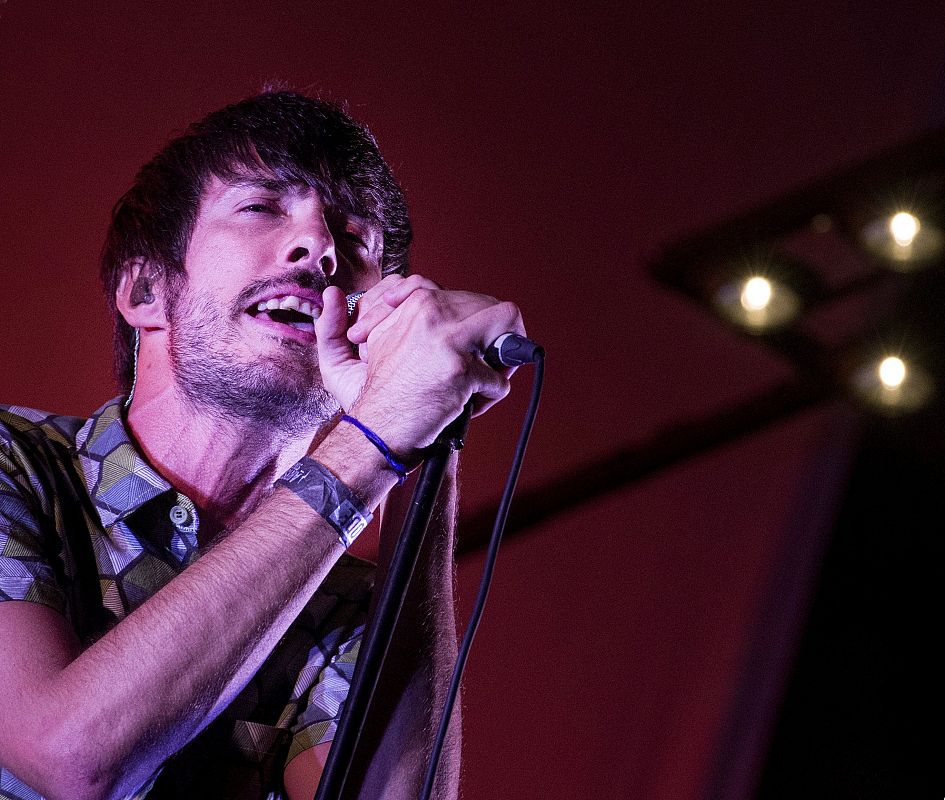 El cantante de Vestusta Morla, Juan Pedro Martín "Pucho", durante la actuación del grupo en el DCODE Festival.