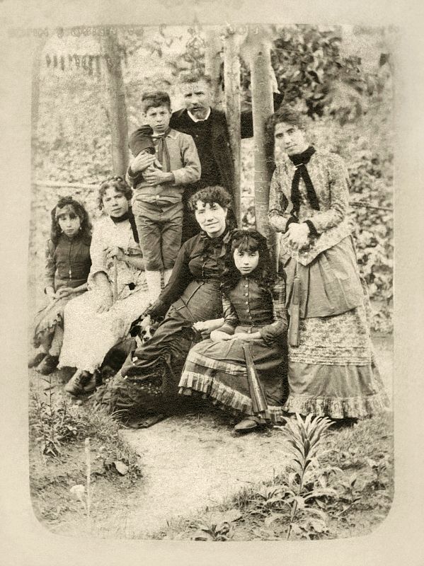 Retrato de Manuel Murguía y Rosalía de Castro con sus hijos en la casa de Matanza. Padrón, La Coruña, 1884