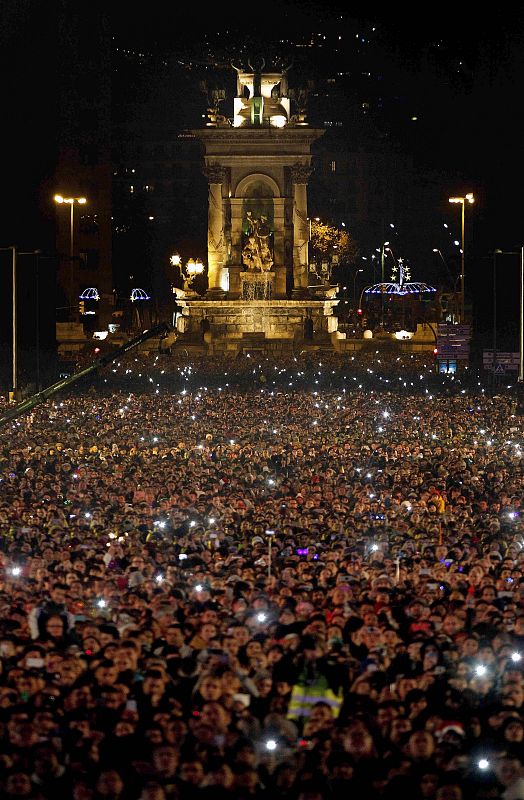 Barcelona saludó 2015 con un espectáculo de luces, agua y fuego protagonizado por la Fura dels Baus