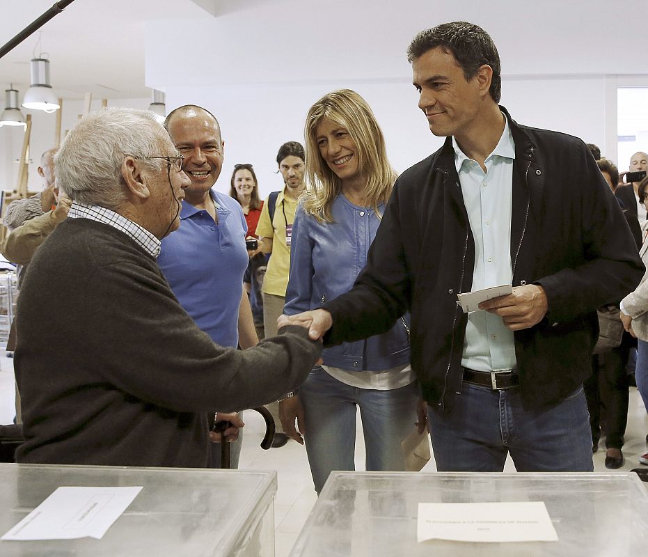 El secretario general del PSOE, Pedro Sánchez, acompañado por su esposa, Begoña Gómez, vota en el en Centro Cultural Volturno.
