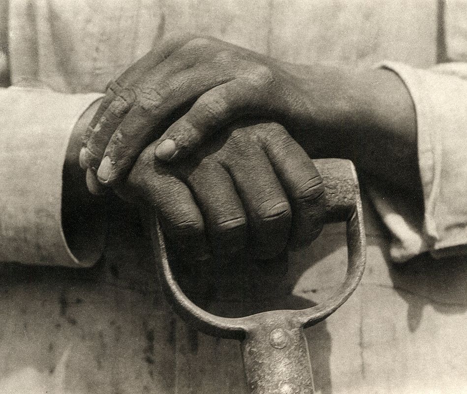 Tina Modotti, "Manos reposando en una pala", (1926)