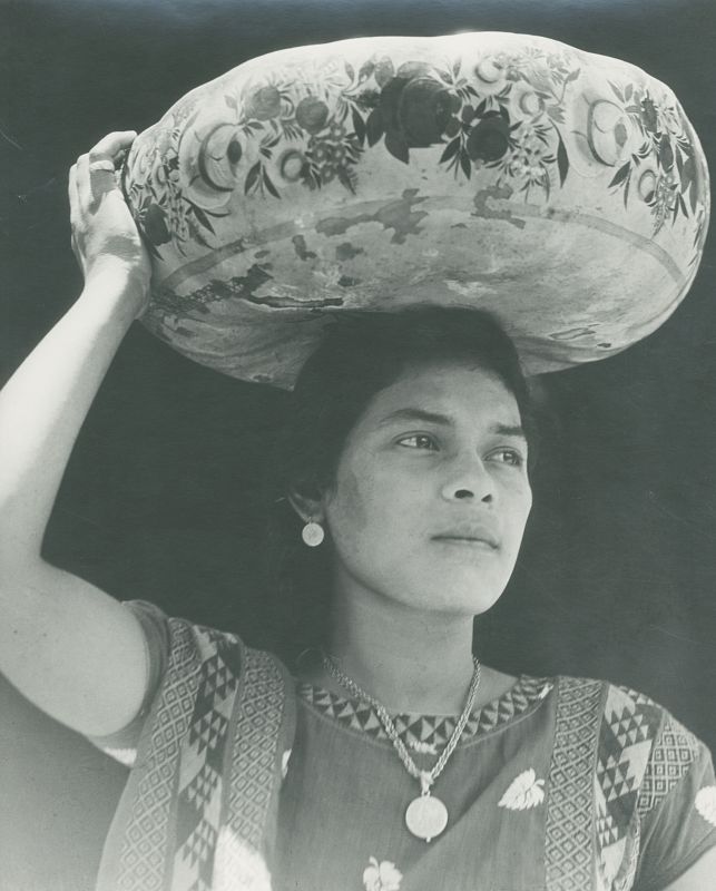 Tina Modotti "Mujer de Tehuantepec (acarreando Jicapexle)", (1929)