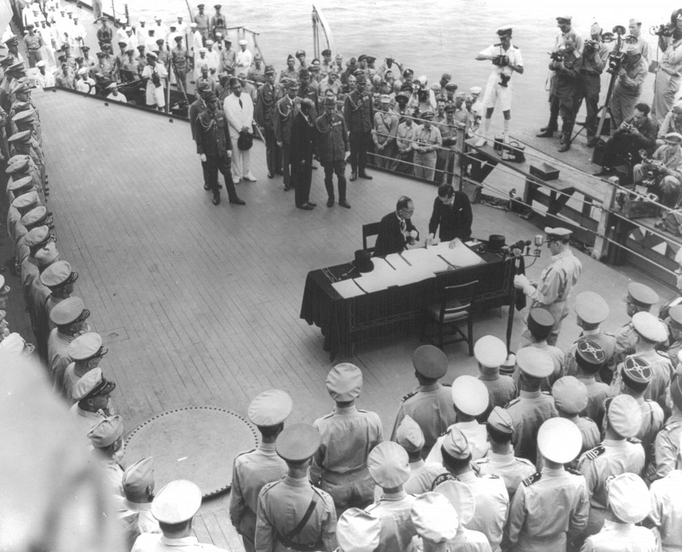El ministro Mamoru Shigemitsu firma en nombre del emperador la rendición de Japón a bordo del U.S.S. Missouri