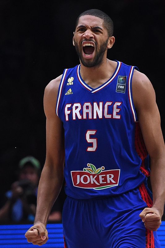 Nico Batum celebra con euforia una canasta ante España