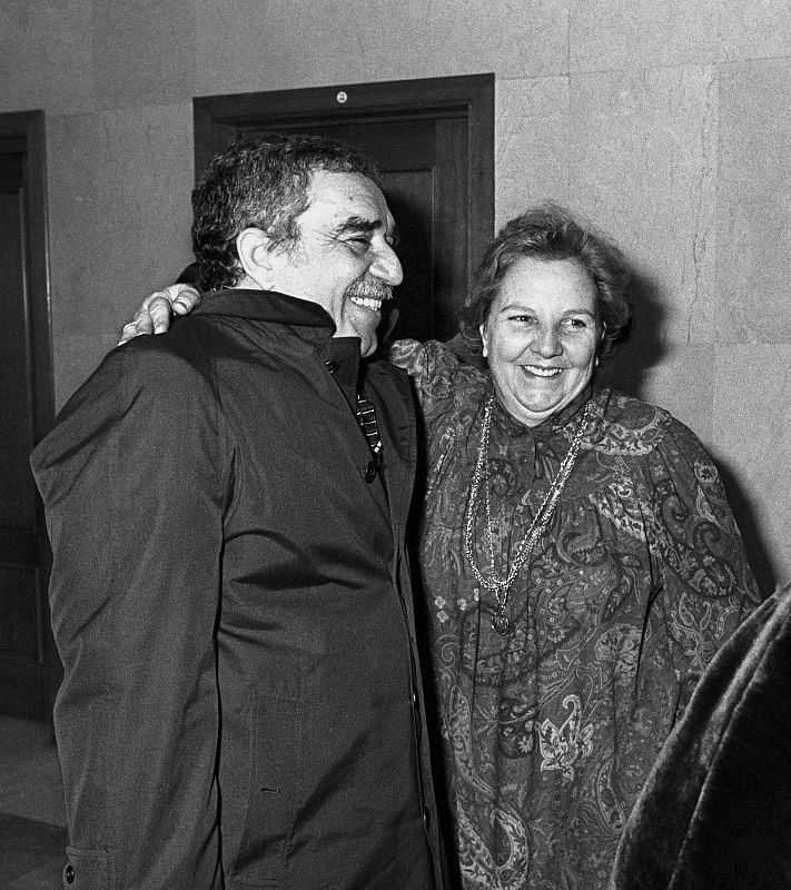 Carmen Balcells abraza a Gabriel García Márquez