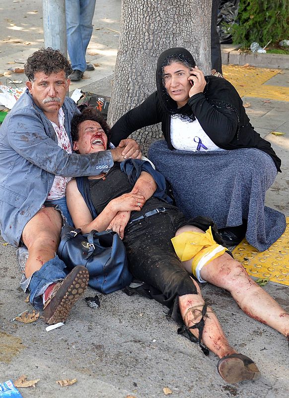 Una de las personas heridas, junto con otros dos manifestantes