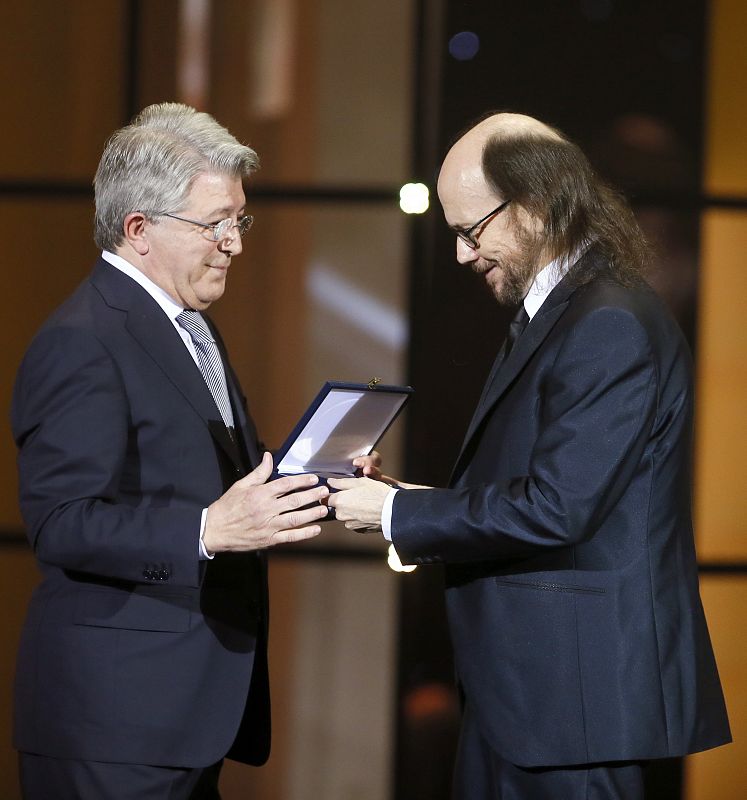 Santiago Segura (recibe de manos del presidente de EGEDA, Enrique Cerezo, la Medalla de Oro de esta agrupación por su labor como productor.