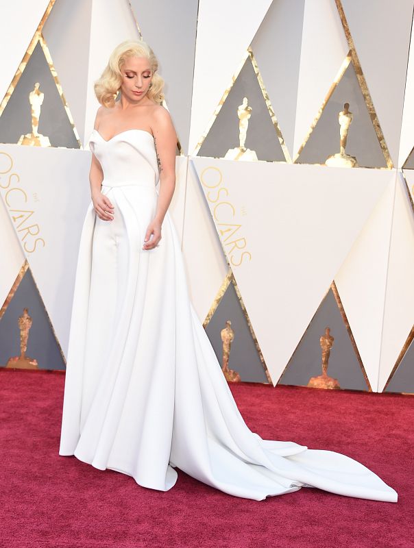 La cantante Lady Gaga con un espectacular modelo en blanco.