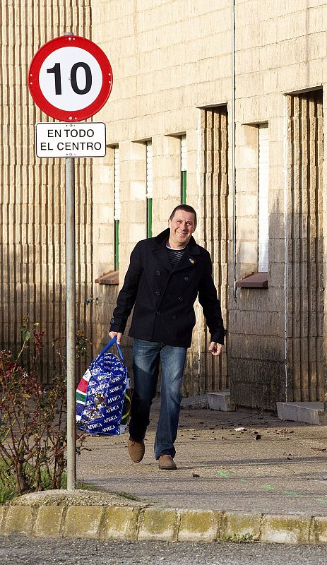 Primera imagen de Arnaldo Otegi nada más salir de la cárcel de Logroño