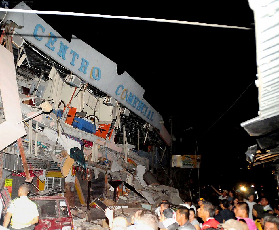 Un centro comercial se ha derrumbado por el fuerte seísmo en Manta