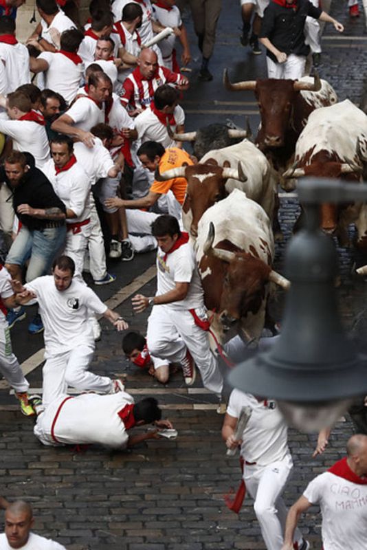 Dos toros resbalan a su paso por Mercaderes