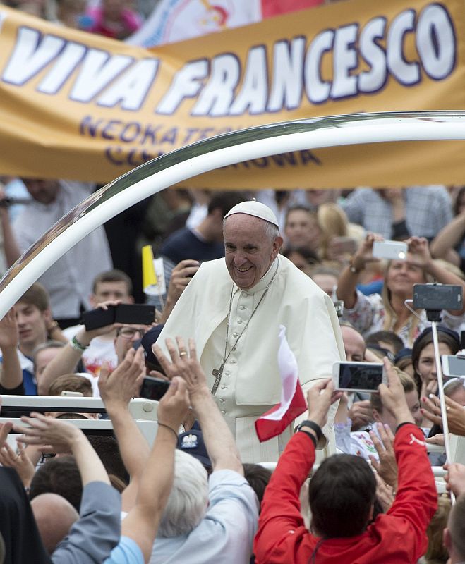 El papa Francisco saluda a varios feligreses a su llegada al santuario de Jasna Gora