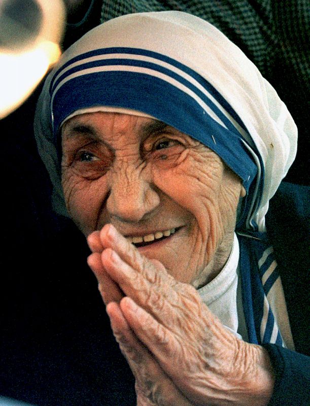 La madre Teresa tras llegar a Roma procedente de Nueva Delhi el 16 de mayo de 1997