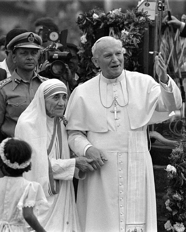 Juan Pablo II visita a la madre Teresa en la 'Casa del corazón Puro' en Calcuta en febrero de 1986