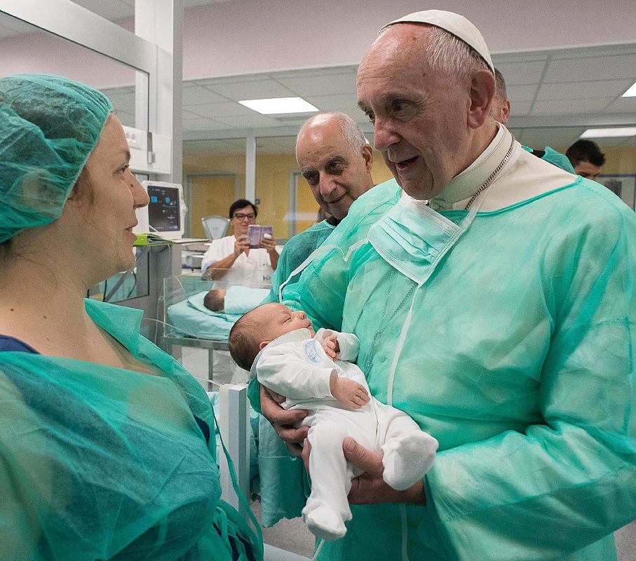 El papa Francisco visita el hospital San Giovanni en Roma