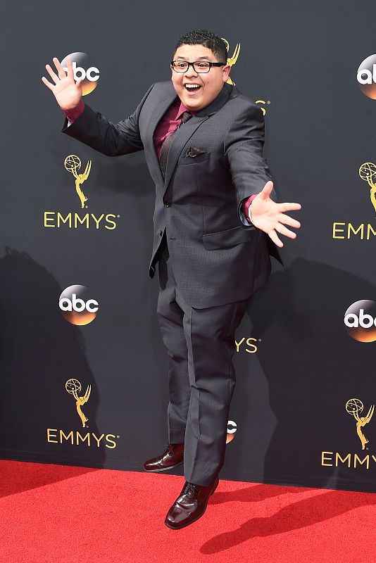 El actor Rico Rodriguez posa a su llegada a la alfombra roja de los premios Emmy 2016.