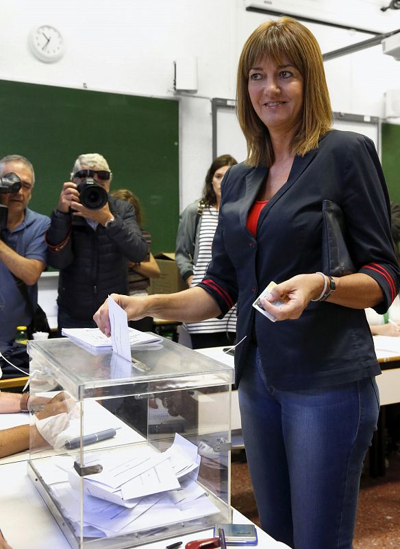 La candidata del PSE-EE a lehendakari, Idoia Mendia, vota en el Instituto Miguel de Unamuno de Bilbao
